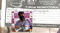 A contemplada do sorteio foi Edna Cristina Gregório, que preencheu seu cupom após sua compra na T.R. Açaí (Foto: A Cidade)