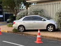 Motorista avança sinal de pare, causa acidente e foge na rua das Bandeiras