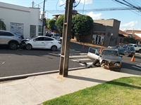 Acidente entre três carros deixa mulher ferida em Votuporanga