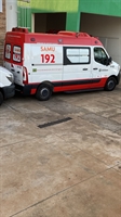 Carro colide contra poste e deixa moradores sem energia em Votuporanga
