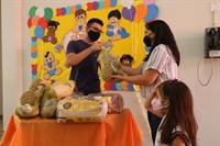 A distribuição dos kits de alimentos feita pelos CEMEIs (Foto: Prefeitura de Votuporanga)