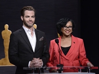 O ator Chris Pine a presidente da Academia de Artes e Ciências Cinematográficas de Hollywood, Cheryl Boone Isaacs, durante o anúncio, nesta quinta-feira (15), em Beverly Hills, dos indicados ao Oscar 2015