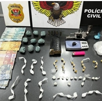 Jovem do tráfico é preso com arma e drogas após denúncias anônimas