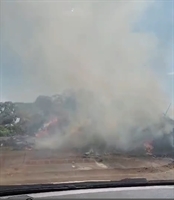 Vândalos ateiam fogo em depósito de galhos e atrapalham aulas em Votuporanga
