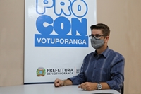 O diretor do Procon da cidade, Leandro da Conceição, deu dicas para economizar com material escolar, apesar do aumento dos preços (Foto: Prefeitura de Votuporanga)