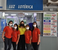 Janaína e as colaboradoras da Luz Lotérica não esconderam a alegria de saber que um de seus clientes foi premiado (Foto: A Cidade)