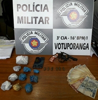 Policiais apreenderam dinheiro, drogas e arma dentro da residência do indiciado (Foto: Divulgação/Polícia Militar)