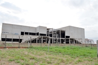 Enquanto as empresas disputam na Justiça de quem é a posse do imóvel onde estava sendo construído o shopping, obras seguem paradas (Foto: A Cidade)