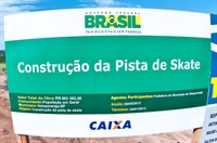 Placa indica o prazo de entrega da pista para o próximo dia 24