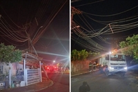 Caminhão enrosca em fio, derruba poste em cima de casa e deixa bairro sem energia elétrica