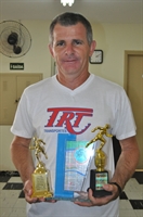 Osmani Furnieles Borba exibe seus troféus das competições do final de semana