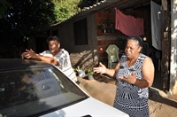Agora, com a assinatura da escritura da nova área para as casas, a dona Rosa Eli Araújo comemora e se diz esperançosa para ‘casinhas’ (Foto: A Cidade)