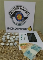 Com o jovem, os policiais apreenderam drogas, um celular furtado, além de certa quantia em dinheiro (Foto: Divulgação/Polícia Militar)