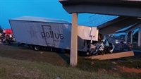 Motorista de Votuporanga morre ao bater caminhão em passarela da Washington Luís