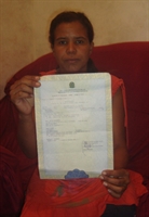 Kelly só tem em mãos a certidão de óbito do bebê