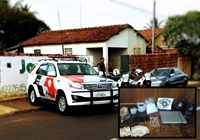 Drogas e dinheiro foram apreendidos no fim da tarde de ontem pelas equipes da Força Tática e ROCAM (Foto: Divulgação/Polícia Militar)