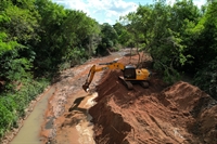 Obras de desassoreamento superam as margens da Represa Municipal e avançam pelo Córrego Marinheirinho (Foto: Prefeitura de Votuporanga)