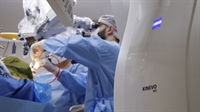 Hospital de Base realiza neurocirurgia de tumor com microscópio mais avançado do mundo
