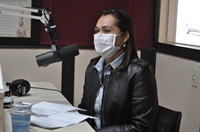 Nos estúdios da rádio Cidade FM, ela deu detalhes sobre a programação da 11ª edição do Fliv e falou sobre os bastidores da organização (Foto: A Cidade)
