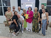 Familiares de Edna Belini da Silva acompanharam a sessão e posaram ao lado da autora da homenagem, a vereadora Sueli Friósi (Foto: Câmara Municipal de Votuporanga)
