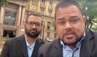 Cabo Renato gravou vídeo, ao lado de seu advogado, Hery Kattwinkel, de fronte ao TJ para comemorar a decisão (Foto: Redes sociais)
