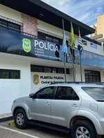 Polícia usa spray de pimenta para conter homem que espancou a mulher com cassetete