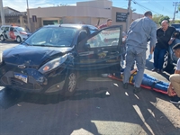 Acidente entre carro e caminhonete deixa homem ferido em Votuporanga