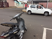Carro e moto colidem no cruzamento das ruas São Paulo e Rio de Janeiro (Foto: Gabriele Reginaldo/ A Cidade)