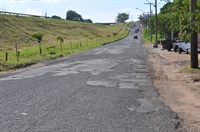 Castigadas pelo grande fluxo de veículos, pelo tempo e chuva, as marginais Nasser Marão e José Marão Filho também devem ser recapeadas (Foto: A Cidade)