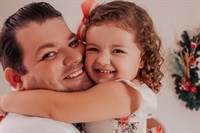 Desde março, quando sua esposa faleceu de Covid, o músico Rodrigo Soares enfrenta do desafio de criar sozinho sua filha, Maria Júlia (Foto: Arquivo pessoal)