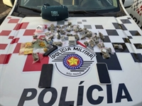 Ruim de volante, adolescente bate o carro em viatura da PM, após tentativa de fuga