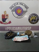 Com o menor do tráfico os policiais apreenderam porções de maconha e também de crack, além de materiais para o embalo da droga (Foto: Divulgação)