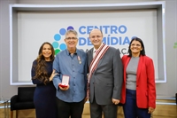 O dirigente da Diretoria Regional de Ensino de Votuporanga, José Aparecido Duran Netto, recebeu a medalha MMDC (Fotos: Arquivo pessoal)