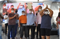Fala (e agradecimento) do prefeito Jorge Seba foi marcada pela emoção, durante assinatura da escritura da nova área para casas populares (Fotos: A Cidade)