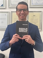 Breno Dores acaba de lançar seu mais novo livro, o "Manual de Direito Empresarial" (Foto: Arquivo pessoal)