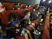 Para a maioria das crianças, essa foi a primeira vez que tiveram a oportunidade de adentrar em uma sala de cinema (Fotos: Divulgação)