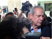 Ele chegou à VEP acompanhado do advogado. 