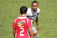 Wallace tenta se livrar da marcação durante a partida entre o CAV e Itapirense, no Plínio Marin