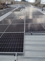 A Santa Casa instalou placas de energia solar sobre o seu telhado, o que deve gerar uma economia de R$ 15 mil por mês (Foto: Santa Casa)