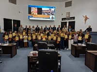 Integrantes do Clube dos Desbravadores da Igreja Adventista do 7º Dia estiveram na Câmara para receber a homenagem (Foto: Assessoria)