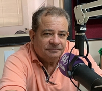 Prefeito Adilson Leite em entrevista na rádio Cidade FM (Foto: A Cidade)