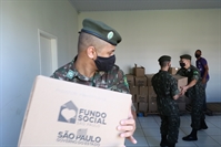 Os kits foram descarregados pelos atiradores do Tiro de Guerra no Banco de Alimentos (Foto: Prefeitura de Votuporanga)
