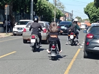 ‘Irresponsáveis são os pais’, diz vereador sobre bagunça de adolescentes com bicicletas elétricas