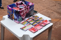 Ação teve início no Carnaval e seguirá até dezembro, com distribuição de kits contendo preservativos e panfletos; foco é combater IST’s (Foto: Prefeitura de Votuporanga)