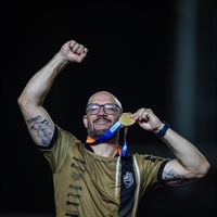  Rogério Corrêa com a medalha de campeão paulista da Série A3  (Foto: Pedro Zacchi/Ag. Paulistão)