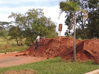 Senhor carrega a bicicleta para conseguir chegar em casa