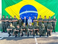 Jorge Seba participou ontem da cerimônia em alusão ao Dia do Exército com os Atiradores do Tiro de Guerra de Votuporanga (Foto: Prefeitura de Votuporanga)
