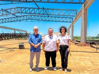 Carlão Pignatari e sua assessora Karina do Carmo, acompanhados do prefeito Jorge Seba, visitaram as obras de cobertura do Centro de Eventos  (Foto: Prefeitura de Votuporanga)