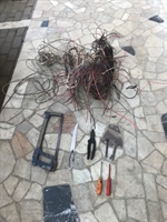 A Polícia Militar de Votuporanga prendeu em flagrante um ladrão no momento em que tentava furtar fios de cobre em um posto de combustíveis  (Foto: Divulgação)