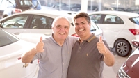 Nélson Augusto e seu filho Luciano, da Apravel: nota 10 na arte de “bem receber” a clientela. A campanha da Chevrolet foi um sucesso.  (Foto:Arquivo pessoal)